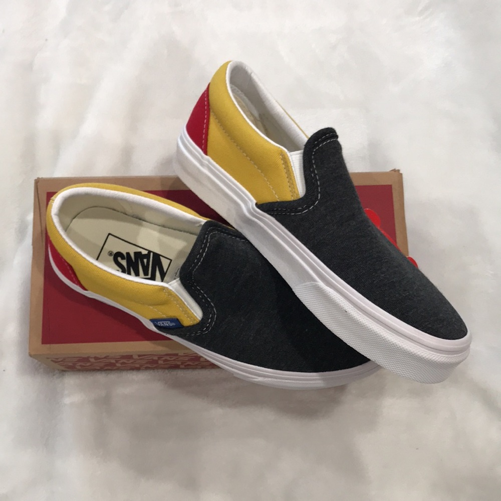 Vans off the wall classic slip - on men’s size US 4.5, women’s size US 6.0.